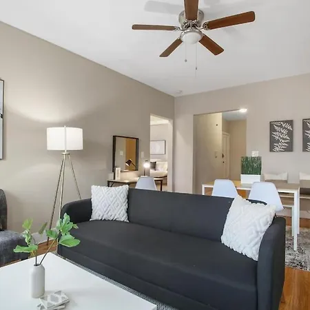 3Br Inviting Apartment With In-Unit Washer & Dryer - Touhy 3N