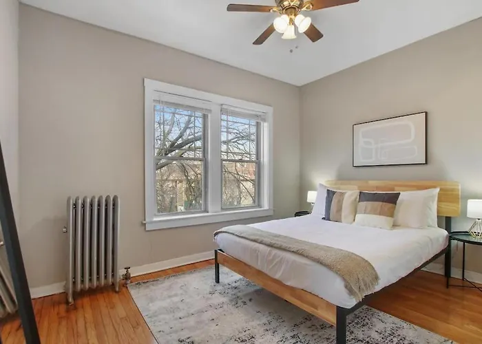 Апартаменты Perfect 3br In With Wifi & Laundry - Touhy 3n